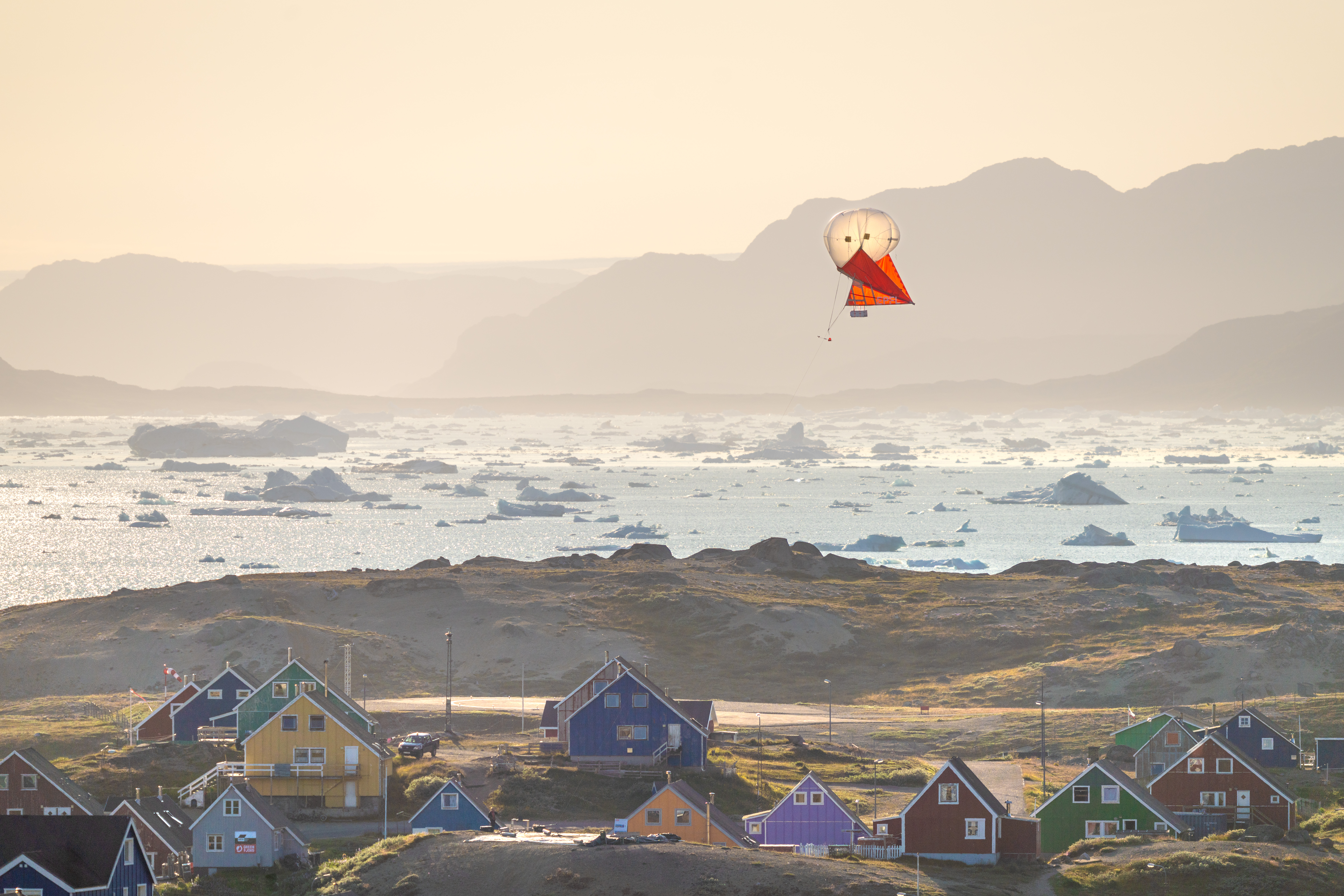 “Nattoralik”: A balloon on a quest to comprehend the mysteries of “Sila”